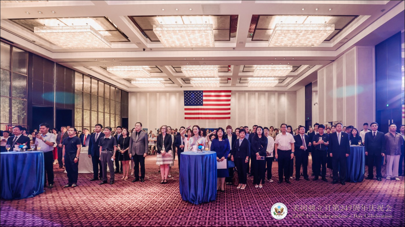 章笑梅主任出席美国驻武汉总领馆举办的美国国庆招待会